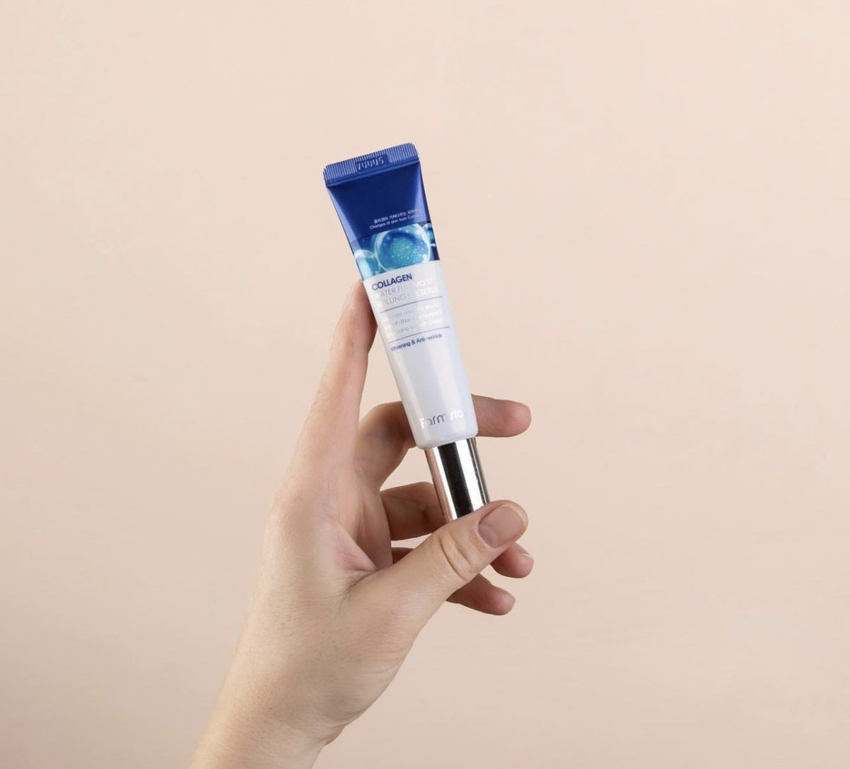 Serum për sy Farmstay Collagen Water Full Moist Rolling nga BASSKO – redukton shenjat e lodhjes, hidraton dhe freskon zonën rreth syve.