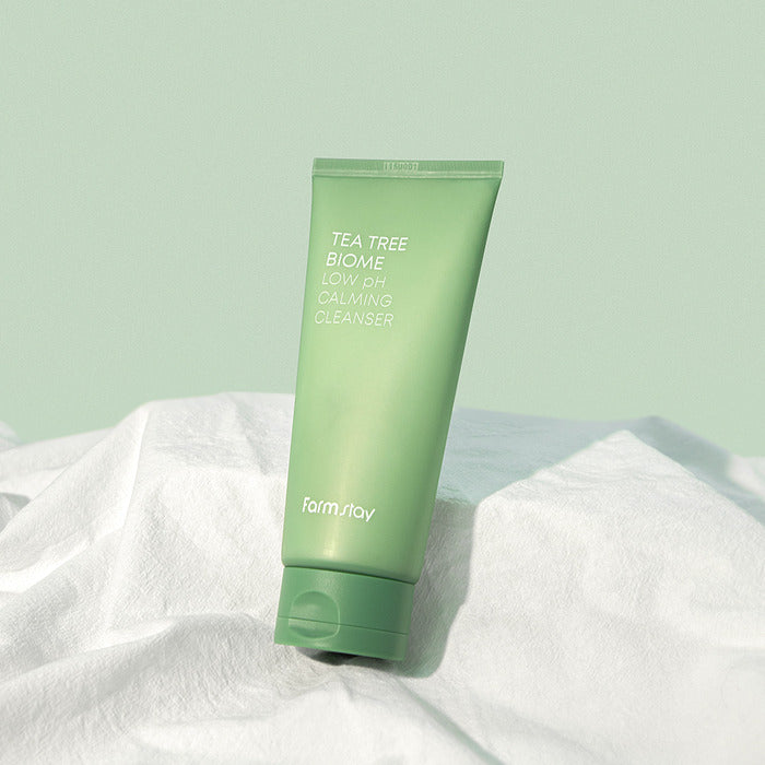 Farmstay Tea Tree Biome Low pH Calming Cleanser – pastrues i butë me pH të ulët dhe tea tree për qetësim të lëkurës nga Bassko.